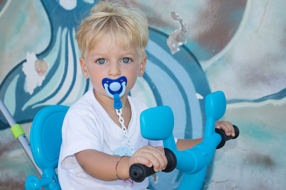 ritratto di bambino di fronte a un murales