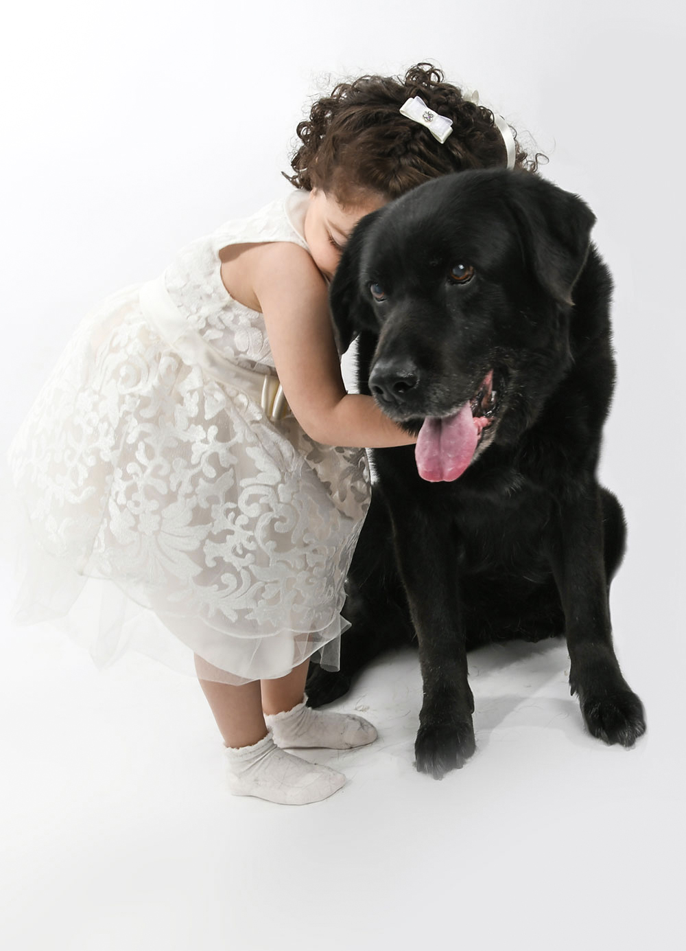 foto realizzata in studio a castelfiorentino con la bambina e il suo cane