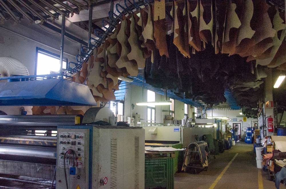 foto di reparti di produzione di un azienda conciaria toscana