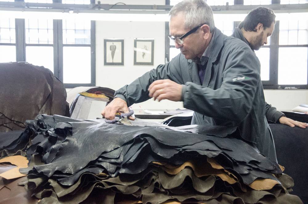 foto delle fasi di lavorazioni nella conceria