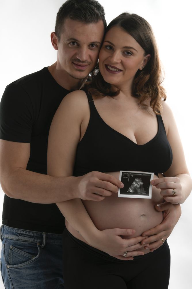 foto del servizio fotografico in gravidanza di coppia con foto ecografia