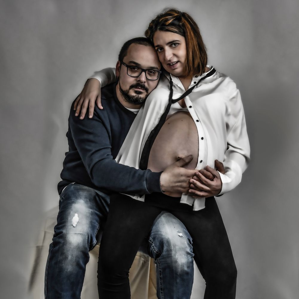 scatto maternità di servizio fotografico di coppia in attesa di gemelli