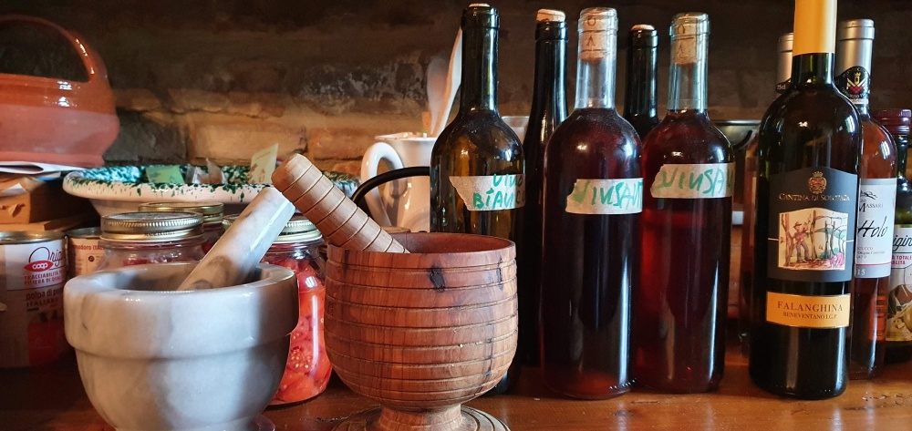 foto dei particolari della cantina della struttura turistica