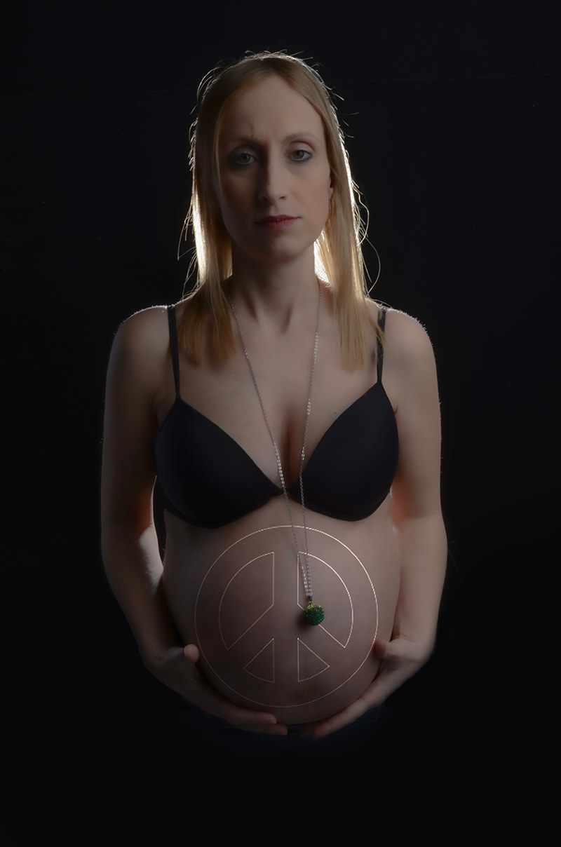 scatto di donna incinta su sfondo nero