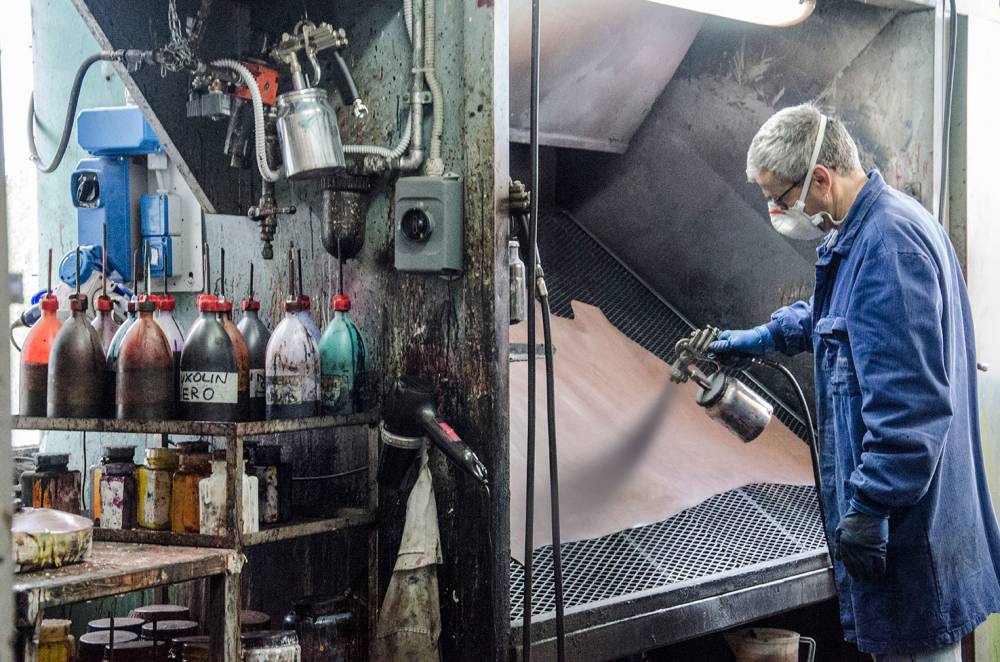 foto di una fase di lavorazione in conceria