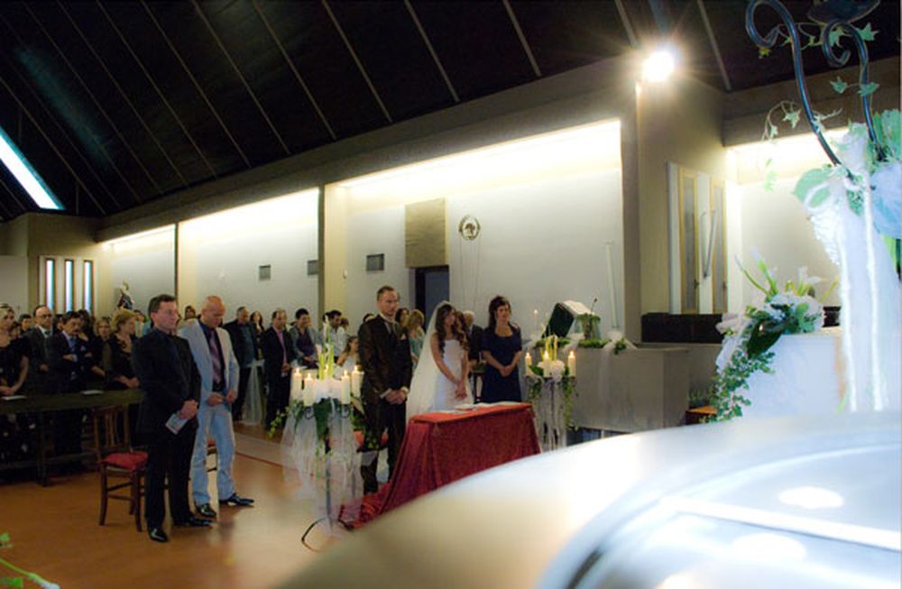 panoramica interna della chiesa con sposi