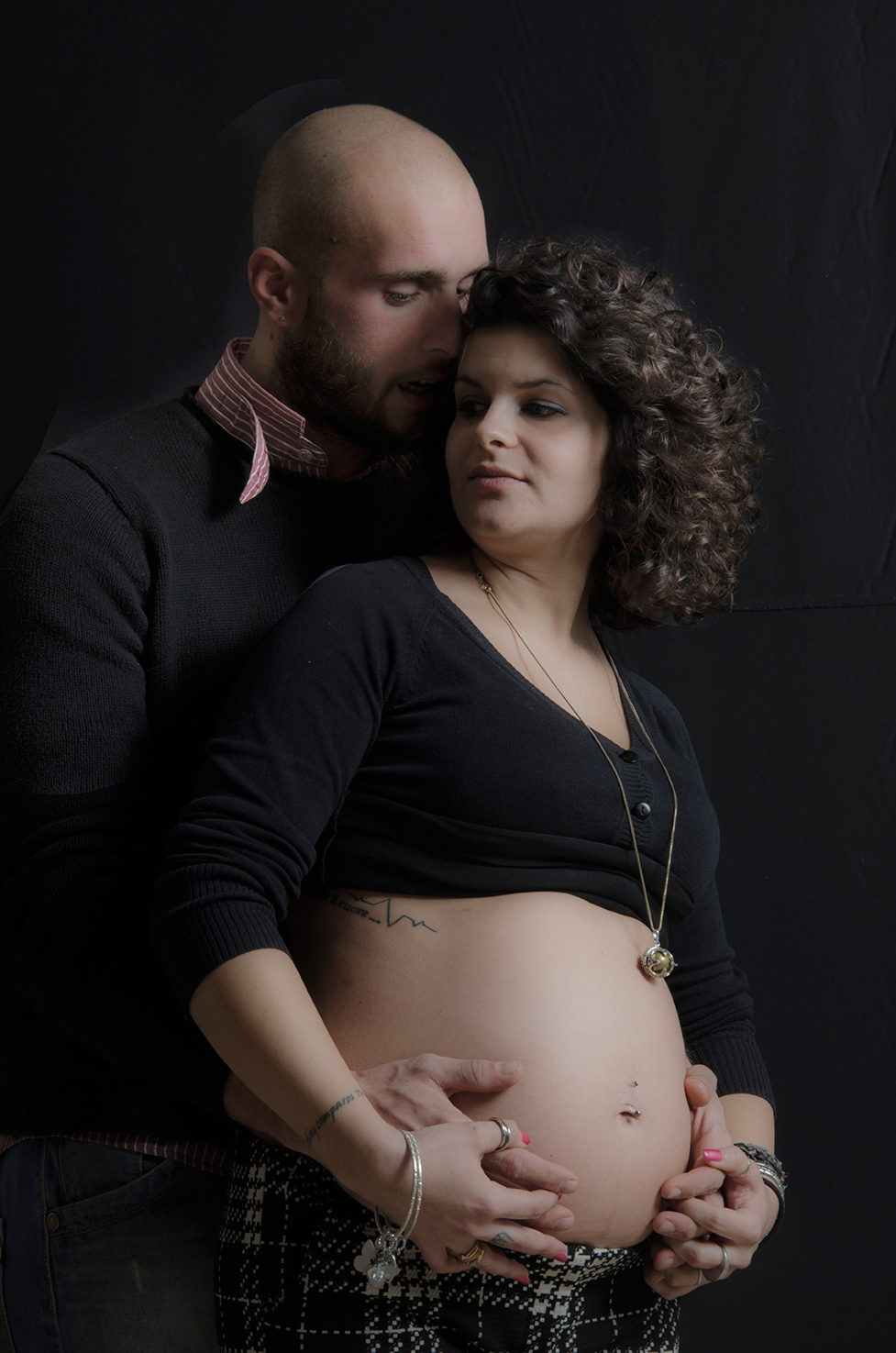 scatto di giovane coppia in attesa del primo figlio