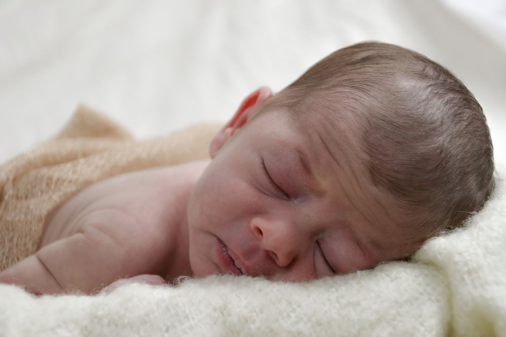 foto realizzata in studio a castelfiorentino con la bambina di 15 giorni