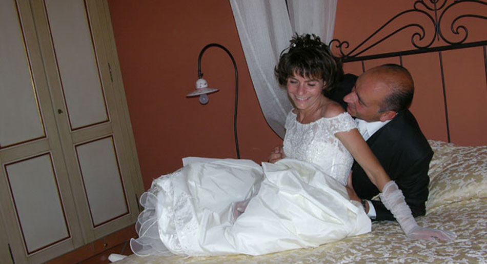 la classicva foto degli sposi sul letto
