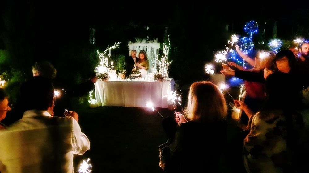 foto di festeggiamento di matrimonio in notturna