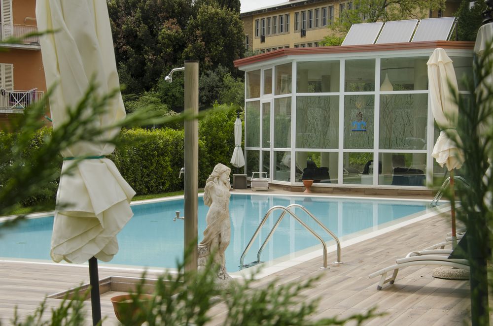 foto di piscina esterna di un centro termale