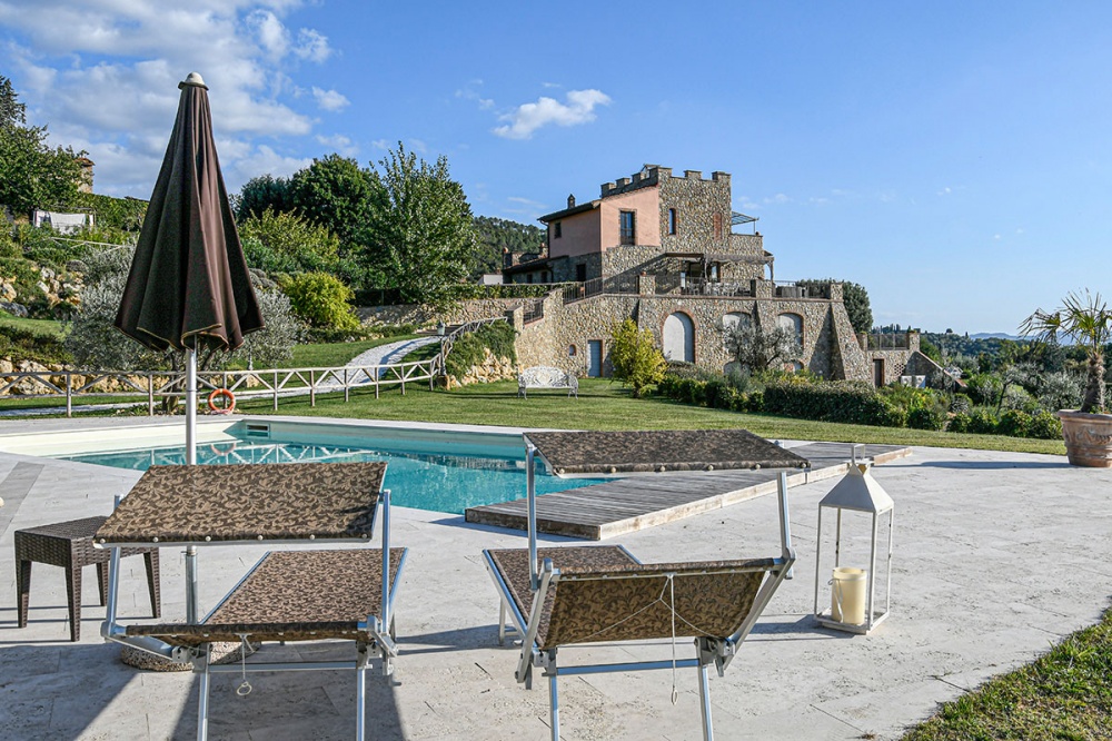 foto di esterno con piscina per aggiornare il sito internet