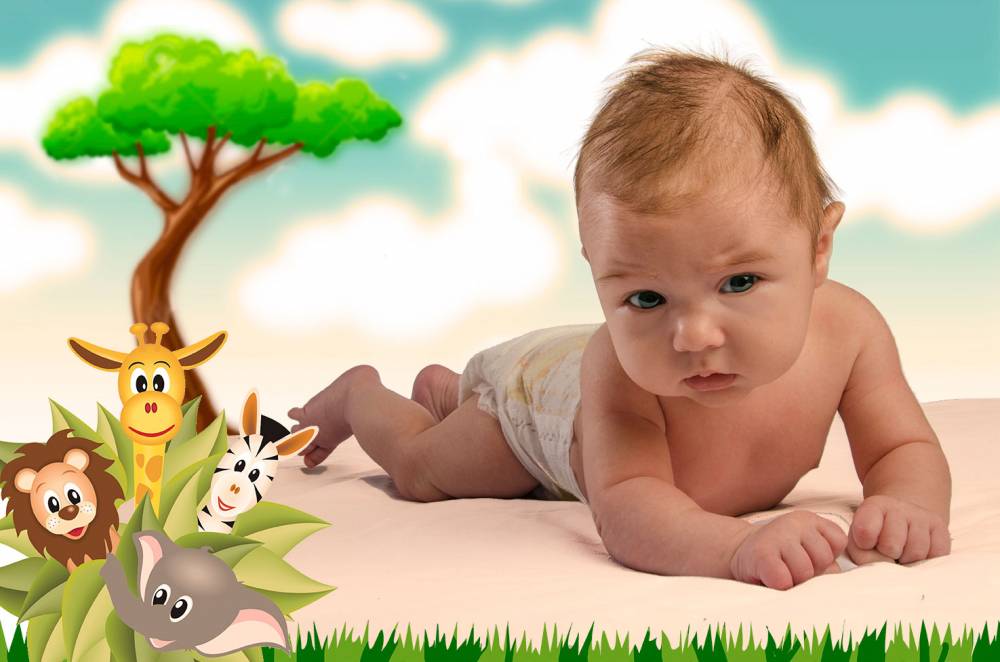 foto ritratto di neonato inserita in un fondo di fantasia per stampa pannello per camerina