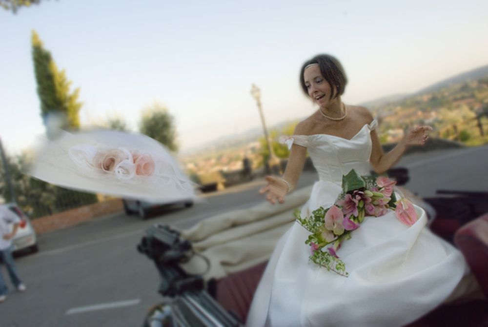 la sposa che lancia il cappello