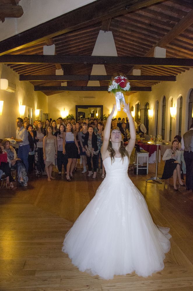 la sposa al lancio del mazzolino