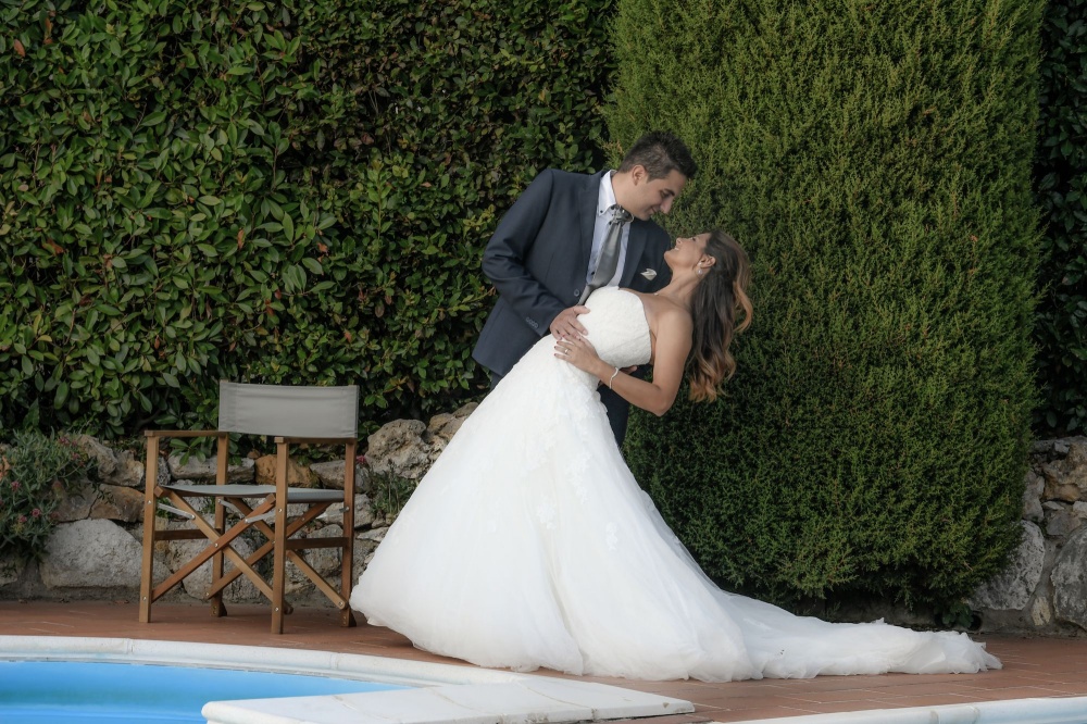 fotografia degli sposi sul bordo piscina