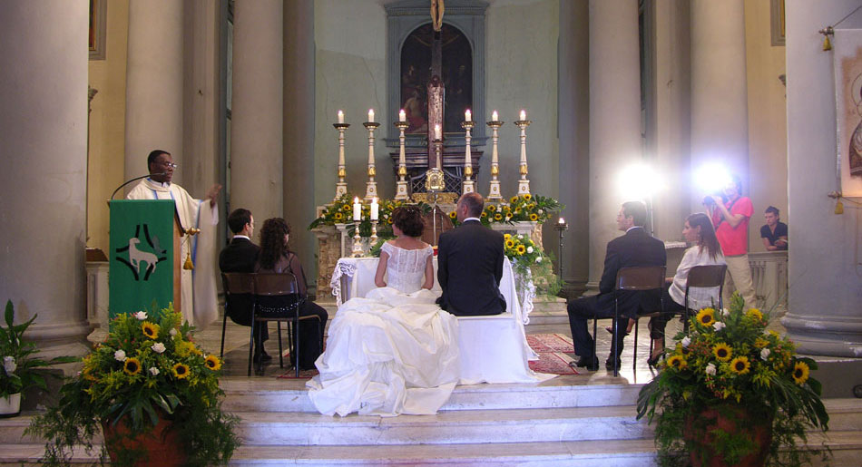 Servizio fotografico degli sposi in chiesa