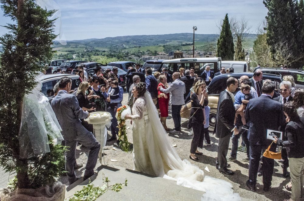 foto della sposa davanti alla chiesa