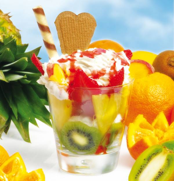 foto di coppa gelato e frutta