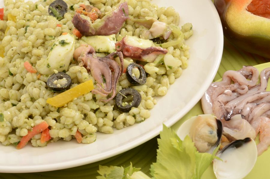 foto di orzo e frutti di mare in piatto