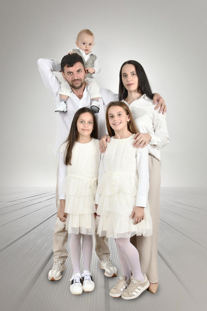 foto in studio di gruppo familiare con interventi di ambientazione in post produzione