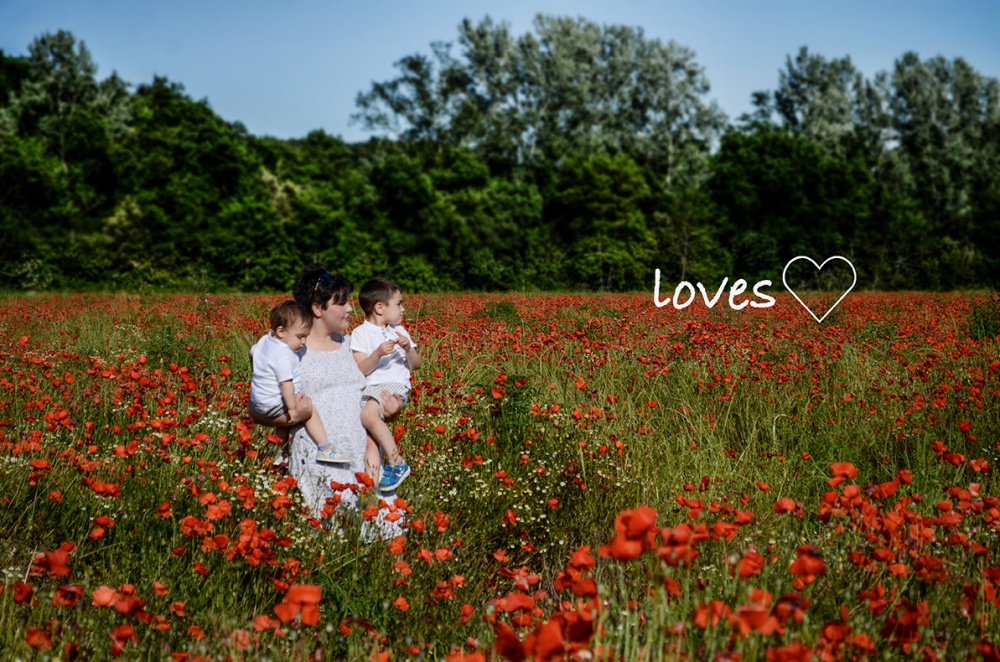 Foto di mamma e figli in campo di papaveri